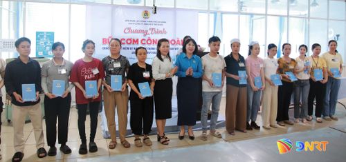 Đại diện các đơn vị trao hỗ trợ cho người lao động của Công ty TNHH MTV The Blues. Ảnh: ĐẮC MẠNH