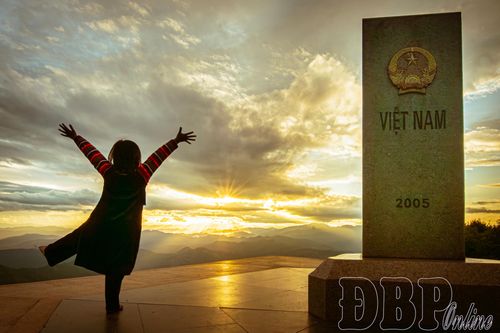 Trẻ em Hà Nhì hồn nhiên đón hoàng hôn trên mốc giao điểm ba nước Việt Nam - Lào - Trung Quốc.