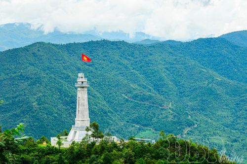Cột cờ A Pa Chải trên dãy Khoang La San trở thành điểm đến hấp dẫn của du khách.