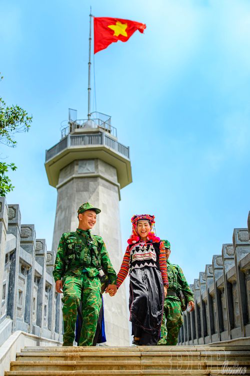 Hình ảnh người lính biên phòng đồng hành cùng nhân dân đã trở thành biểu tượng đẹp của tình quân dân, góp phần giữ gìn sự bình yên trên dải biên cương cực Tây Tổ quốc.