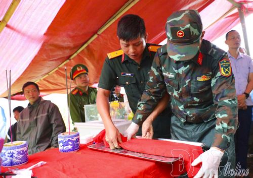 Cán bộ Bộ Chỉ huy Quân sự tỉnh quy tập hài cốt liệt sĩ tại khu vực đỉnh đèo Pha Đin, bản Lồng, xã Quài Tở. 