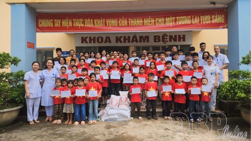 Trẻ em Làng trẻ em SOS Điện Biên Phủ nhận quà tại chương trình.