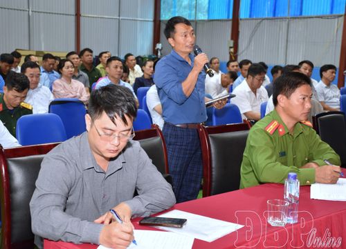 Cử tri xã Phình Giàng tham gia ý kiến tại hội nghị.