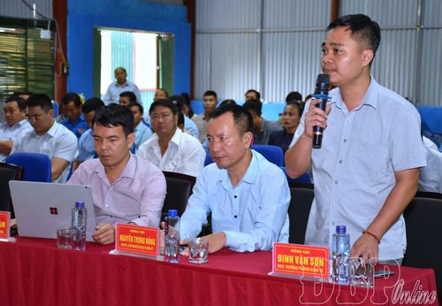 Cử tri xã Phình Giàng tham gia ý kiến tại hội nghị.