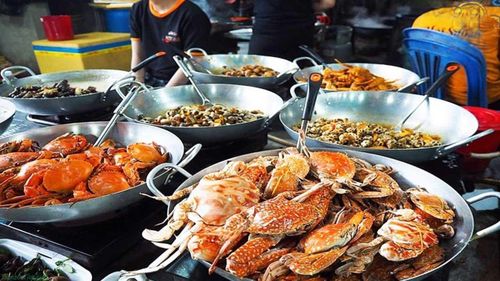 Thưởng thức hải sản tươi tại làng chài ven biển