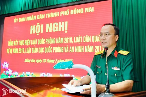 Đại tá Võ Thành Danh, Ủy viên Ban Thường vụ Thành ủy, Chỉ huy trưởng Bộ Chỉ huy Quân sự thành phố Đồng Nai phát biểu kết luận hội nghị. Ảnh: Văn Chung