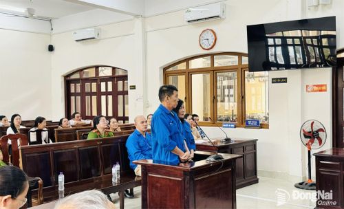 Các bị cáo tại phiên tòa xét xử. Ảnh: Phạm Huệ