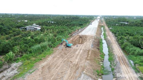 Tranh thủ thời tiết thuận lợi, liên danh các nhà thầu tại Dự án thành phần 2 tập trung nhân lực, thiết bị, tăng ca, tăng kíp để đẩy nhanh tiến độ thi công.