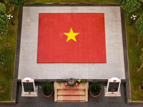  Ngôi mộ chung trong khuôn viên Đền tưởng niệm liệt sĩ Hội Phú – cách miếu thờ khoảng 300m. Nơi đây là nơi yên nghỉ của các liệt sĩ hy sinh trong trận đánh Tết Mậu Thân 1968. Ảnh: Hoàng Ngọc 