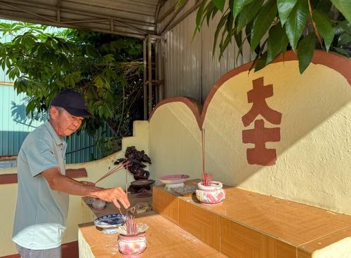  Gần 60 năm qua, người dân Hội Phú vẫn thay nhau chăm sóc, hương khói tại ngôi miếu, xem đó như một tượng đài tri ân trong lòng dân. Ảnh: Hoàng Ngọc 