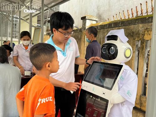 Robot tầm soát một số bệnh bằng AI qua camera được sử dụng tại chương trình khám sức khỏe toàn dân xã Vạn Thắng.