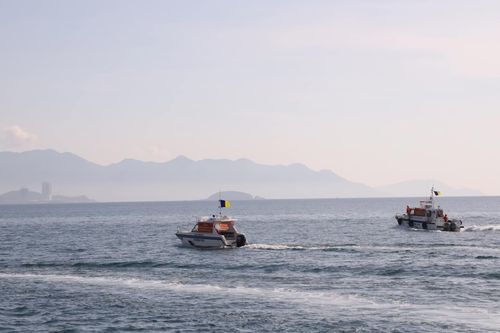 Lực lượng Cảnh sát giao thông tuần tra, kiểm soát trên vịnh Nha Trang.
