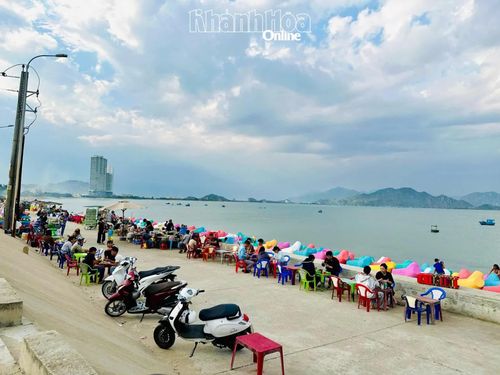 Không gian ven biển Đông Hải trở thành điểm hẹn của người dân và du khách mỗi khi chiều xuống.