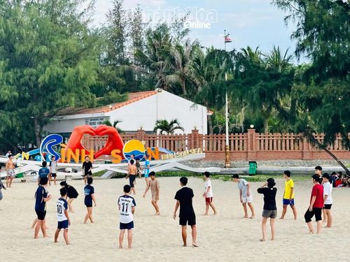 Bãi biển Đông Hải thu hút đông đảo người dân đến vui chơi, tập luyện thể thao trong không gian xanh, sạch và gần gũi với thiên nhiên.