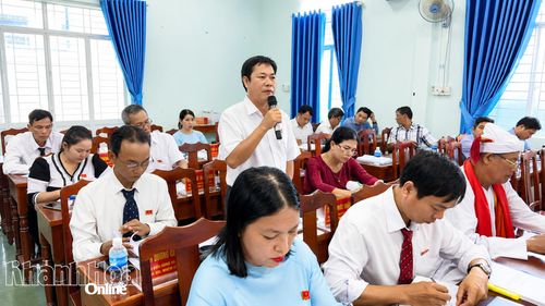 Đại biểu đóng góp ý kiến tại kỳ họp.