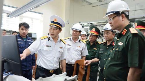 Đoàn kiểm tra công tác sửa chữa tàu tại xưởng Khí tài - Điện tử của nhà máy.