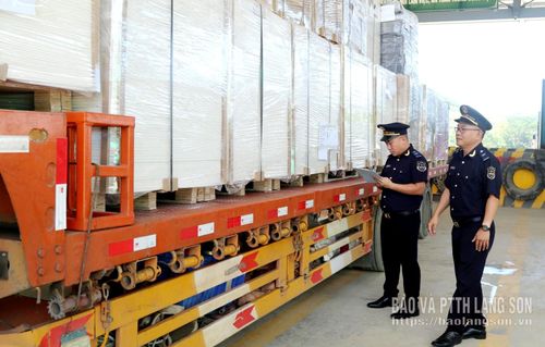 Hải quan cửa khẩu Chi Ma kiểm tra hàng tiêu dùng nhập khẩu qua cửa khẩu