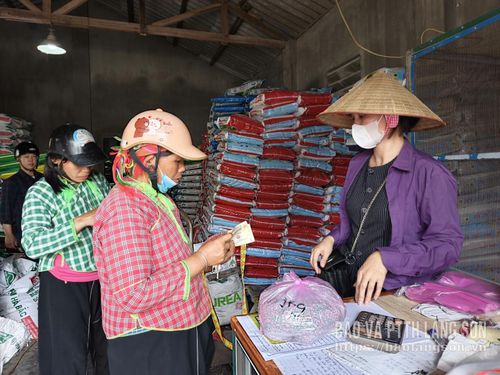 Người dân mua sắm VTNN phục vụ vụ mùa