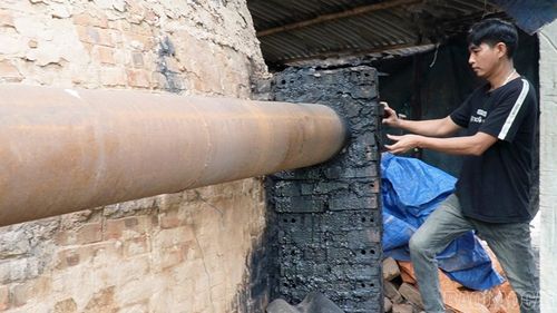 Cơ sở đốt than của HTX Nông lâm nghiệp Hợp Nhất tại tổ 16, phường Văn Phú có hệ thống thu hồi khói, khí quanh lò và đưa đến bầu khử khói để xử lý.