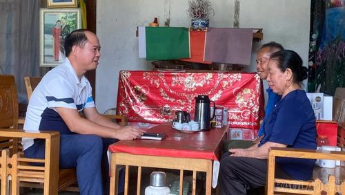 Những cuộc gặp gỡ, trao đổi giữa cán bộ cơ sở với người dân góp phần khơi dậy ý chí tự lực, đồng hành với các gia đình trên hành trình giảm nghèo bền vững.