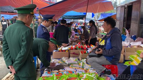 Lực lượng Quản lý thị trường thường xuyên phối hợp với các lực lượng tiến hành kiểm tra các cơ sở kinh doanh thuốc bảo vệ thực vật, thuốc tân dược tại các phiên chợ.