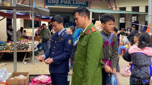 Các lực lượng chức năng, tăng cường kiểm tra, tuyên truyền về tác hại của thuốc bảo vệ thực vật không rõ nguồn gốc tại các chợ phiên.