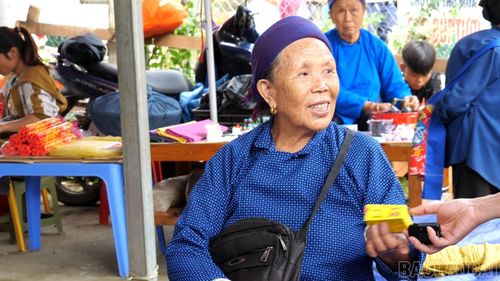 Các loại thuốc tân dược không rõ nguồn gốc được bày bán công khai tại phiên chợ.