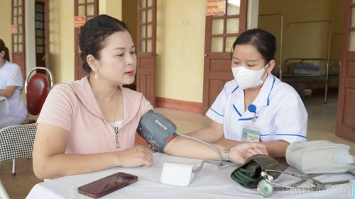 Nhân viên y tế Trạm Y tế xã Đông Cuông khám bệnh cho người dân.