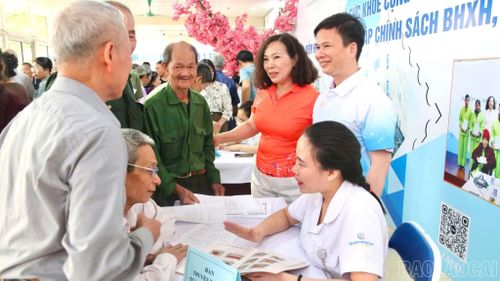 Bệnh viện Đa khoa số 1 Lào Cai hỗ trợ, tư vấn , giải đáp chính sách BHXH, BHYT cho người dân.