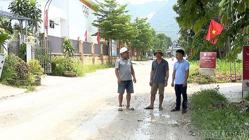 Người dân mong tuyến đường sớm được đầu tư để việc đi lại thuận tiện, an toàn.