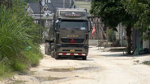 Mỗi ngày có hàng trăm lượt phương tiện tải trọng lớn lưu thông trên tuyến đường.