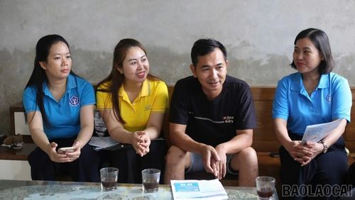 Nhân viên BHXH và Bưu điện trực tiếp tư vấn chính sách BHXH tự nguyện, BHYT hộ gia đình cho người dân trên địa bàn phường Nam Cường.