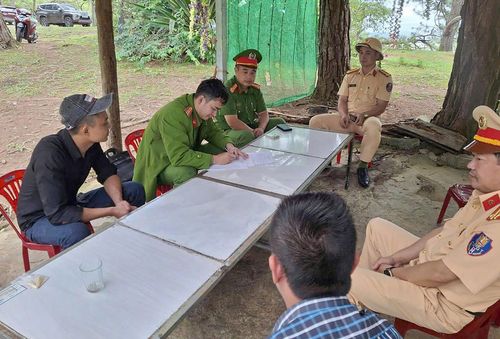 Lực lượng chức năng kiểm tra, xử lý hoạt động đò tự phát trên hồ Đan Kia - Suối Vàng nhằm bảo đảm an toàn cho người dân, du khách. Ảnh: Lê Tiến