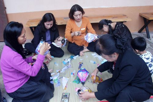 Trải nghiệm làm lồng đèn truyền thống tại không gian triển lãm
