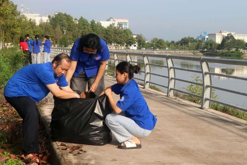 Đoàn viên, thanh niên phường bảo vệ môi trường ven sông, tạo cảnh quan sạch đẹp