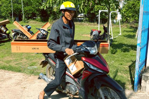 Các hộ dân xã Krông Nô nhận máy phát cỏ, phục vụ sản xuất