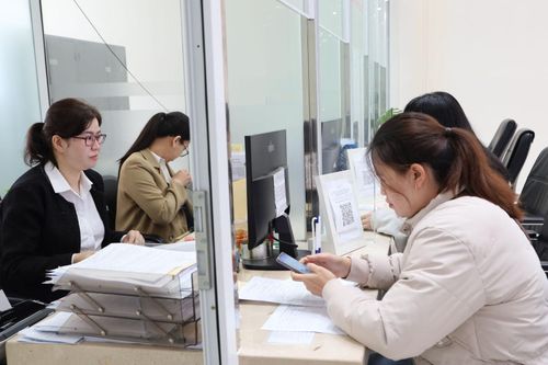 Người dân đến làm thủ tục ở Bộ phận Một cửa, BHXH tỉnh tại Trung tâm Phục vụ hành chính công tỉnh Lâm Đồng