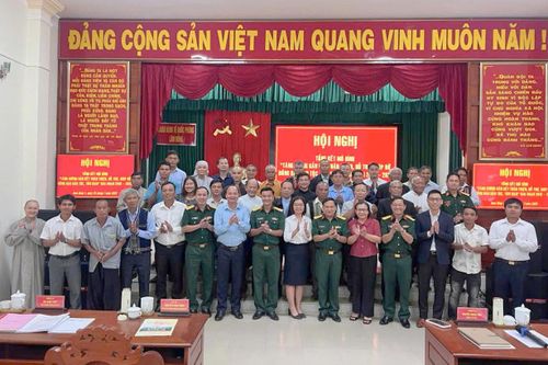 Lãnh đạo Quân khu 7, các địa phương chụp hình lưu niệm cùng lãnh đạo Đoàn KT- QP Lâm Đồng, các già làng, chức sắc tôn giáo
