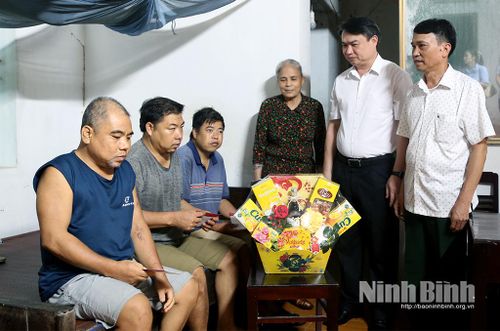 Lãnh đạo Hội NNCĐDC/Dioxin phường Hoa Lư và Agribank Chi nhánh Nam Ninh Bình trao quà tại gia đình ông Đinh Văn Quang, tổ dân phố Ninh Nhất 1 (phường Hoa Lư).