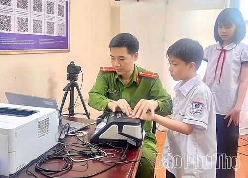 Công an phường Thống Nhất đẩy mạnh cấp căn cước công dân cho trẻ từ 6 đến 14 tuổi trên địa bàn.