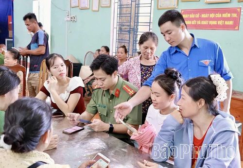 Lực lượng Công an và đoàn viên thanh niên phường Thống Nhất hướng dẫn người dân tiếp cận, sử dụng các tiện ích số.