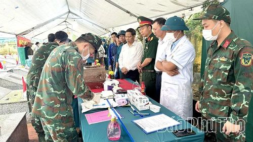 Đại diện Bộ CHQS tỉnh và lãnh đạo xã Lập Thạch theo dõi quá trình lấy mẫu ADN hài cốt liệt sĩ tại Nghĩa trang liệt sĩ Xuân Hòa.