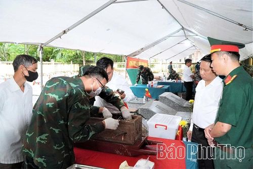 Quá trình lấy mẫu được thực hiện cẩn thận, an toàn.