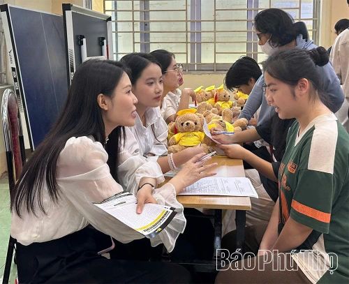 Học sinh Trường THPT Công nghiệp Việt Trì được tư vấn về các tổ hợp môn học.