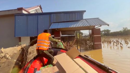 Hỗ trợ bà con nơi tâm lũ năm 2025 - Ảnh: N.T