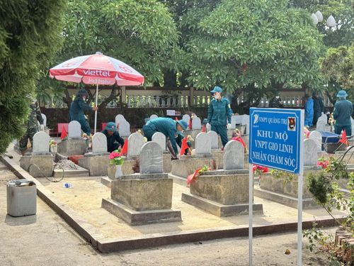 Lực lượng chức năng nỗ lực thực hiện nhiệm vụ - Ảnh: Mai Linh