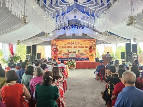 Quang cảnh đại lễ tế Thần Hoàng và các vị tiền khai khẩn làng Phương Sơn - Ảnh: T.P