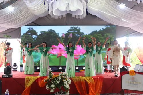 Một tiết mục văn nghệ tại buổi lễ - Ảnh: T.P