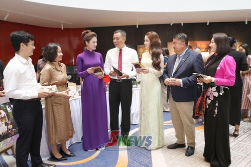 Đồng chí Nguyễn Thành Công, Phó Chủ tịch UBND tỉnh, tham quan không gian trải nghiệm cà phê Arabica Sơn La tại Hà Nội.