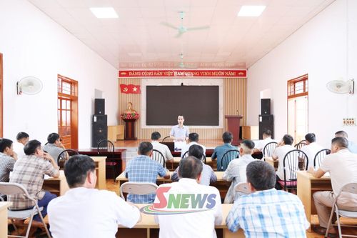 Cán bộ xã Chiềng La gặp gỡ, nắm bắt tâm tư, nguyện vọng của Ban quản lý các bản trước khi sáp nhập.
